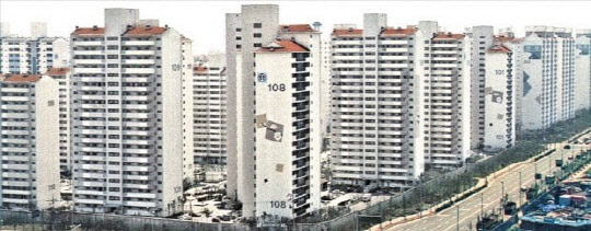 12·16 부동산 대책으로 강남 재건축 집값 상승세가 한 풀 꺾인 가운데, 수도권 일부지역이 오히려 상승세가 가팔라지면서 풍선효과가 나타나고 있다. 이달 신분당선 호매실 연장사업이 예비타당성 조사를 통과하면서 집값이 뛰기 시작한 수원을 비롯해 용인·안산 등 인근지역으로 흐름이 확대됐다. 경기도 북부에서는 구리시가 집값 상승과 함께 새 아파트 입주 프리미엄도 억대 수준으로 붙기 시작했다. 사진은 구리 인창지구 아파트 단지 전경. <연합뉴스>